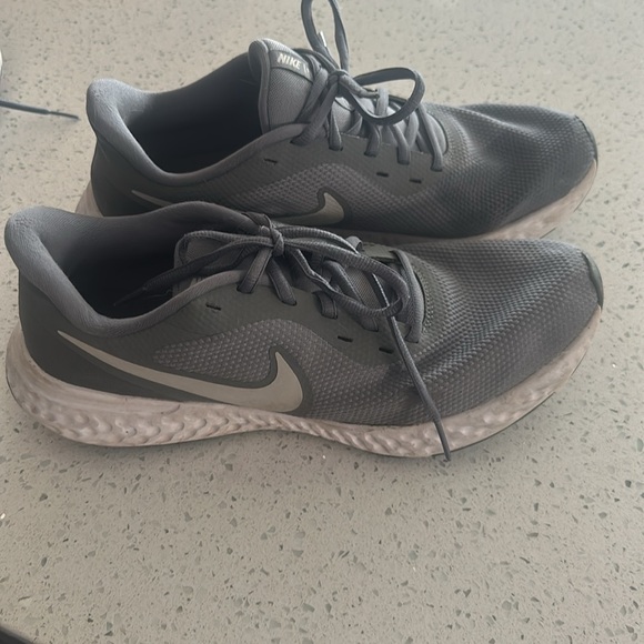 Men’s gently worn Nike Revolution Sneakers - Picture 5 of 7